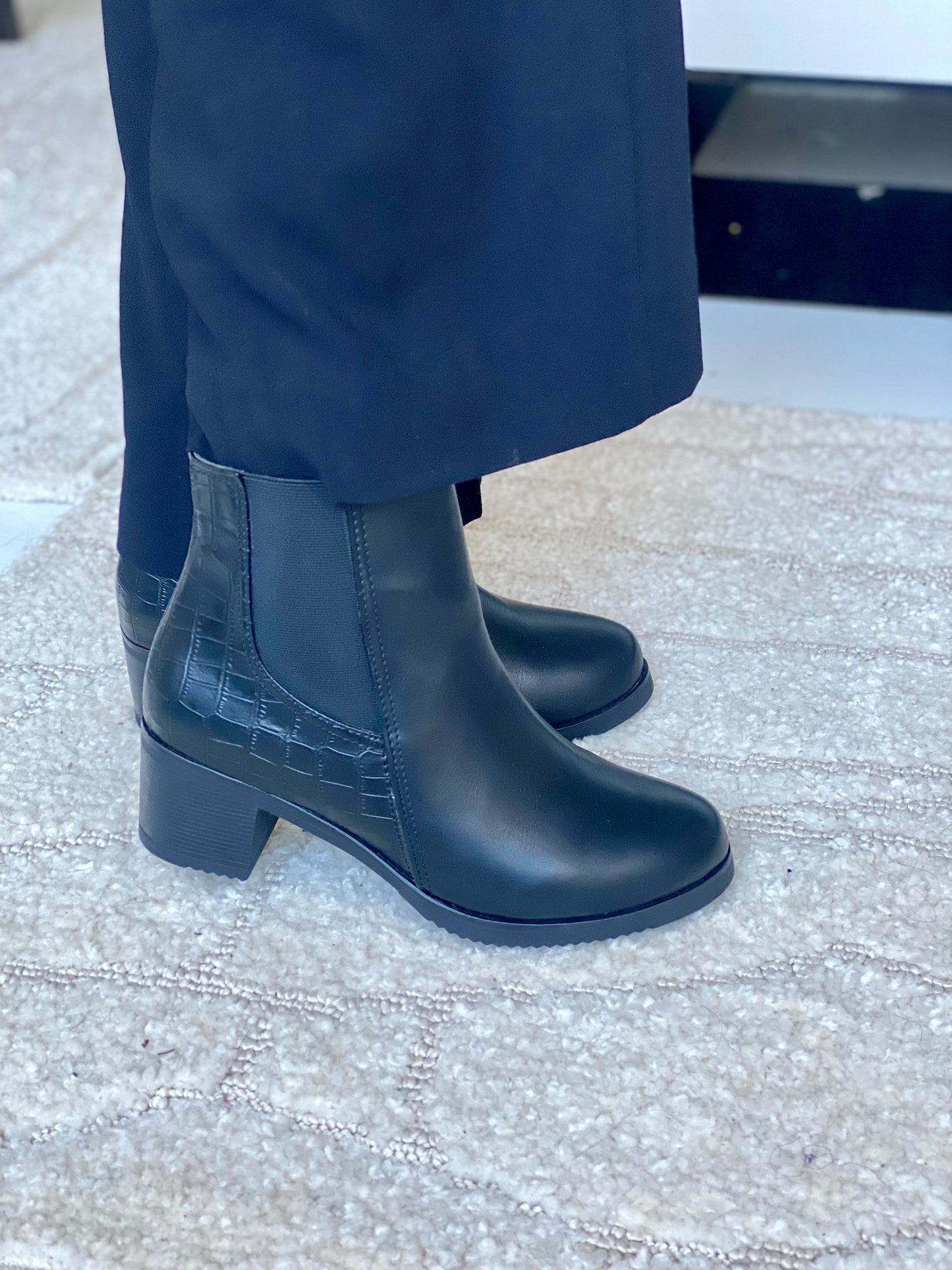 Camilla : Bottines femme cuir noir serpent