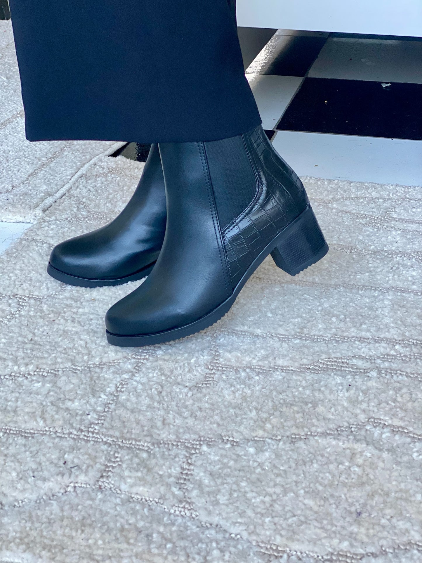 Camilla : Bottines femme cuir noir serpent